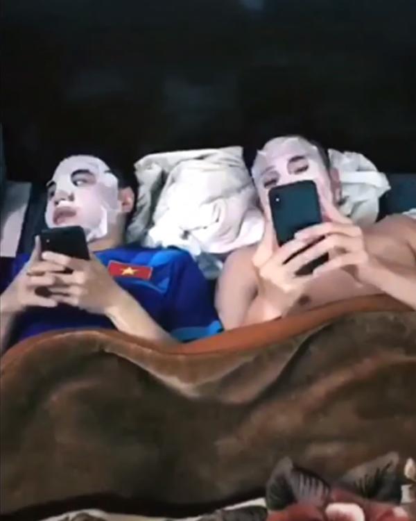 Bùi Tiến Dũng và tuyển U23 đồng loạt nhập hội cuồng mặt nạ của Hồng Duy Pinky?